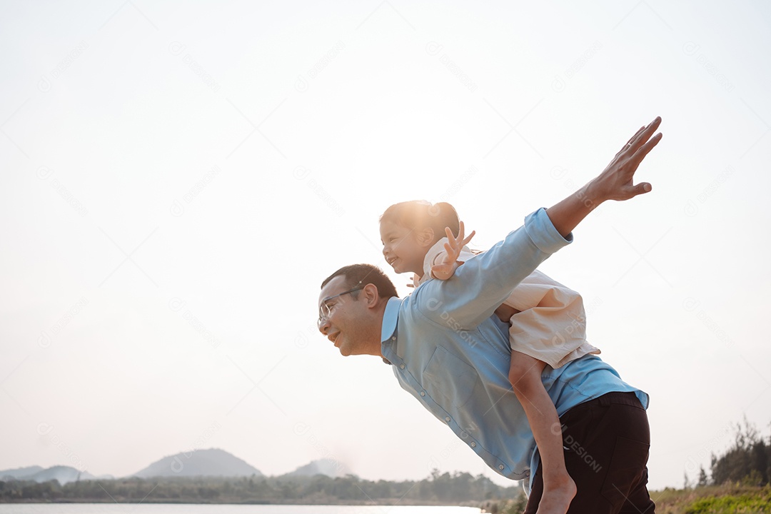 Família feliz no parque no fim de semana.