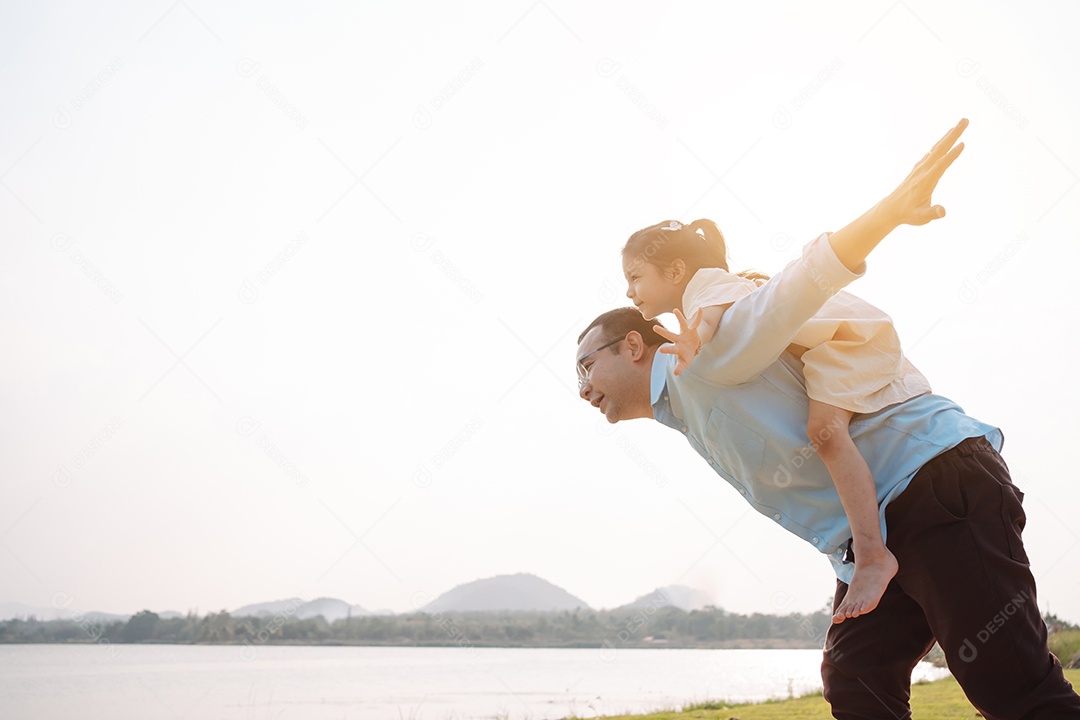Família feliz no parque no fim de semana.