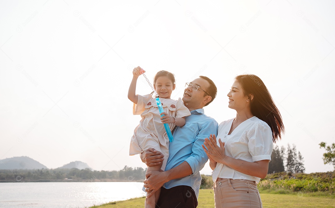 Família feliz no parque no fim de semana.