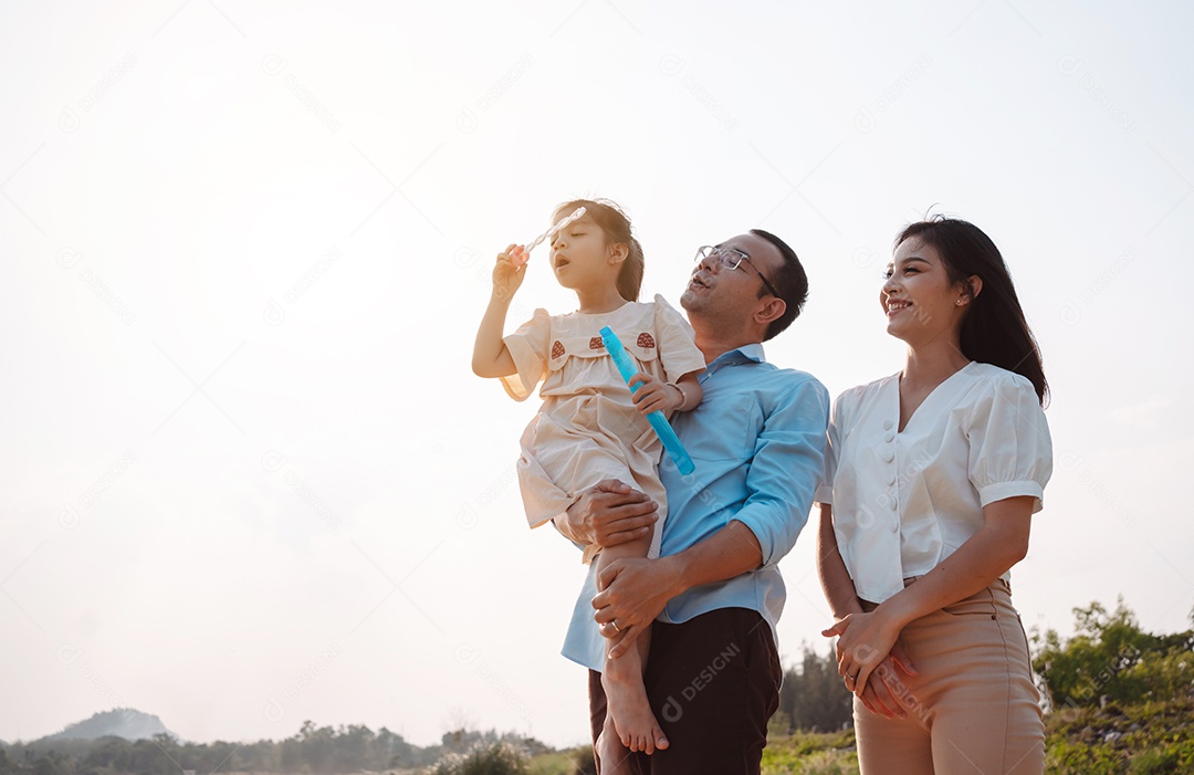 Família feliz no parque no fim de semana.