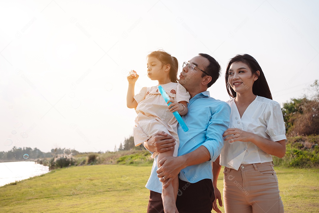 Família feliz no parque no fim de semana.