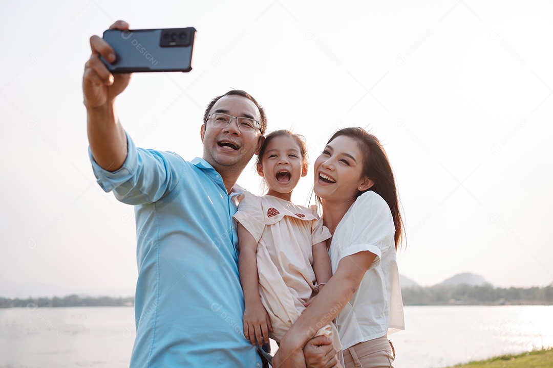 Família feliz na luz do sol do parque. família no fim de semana