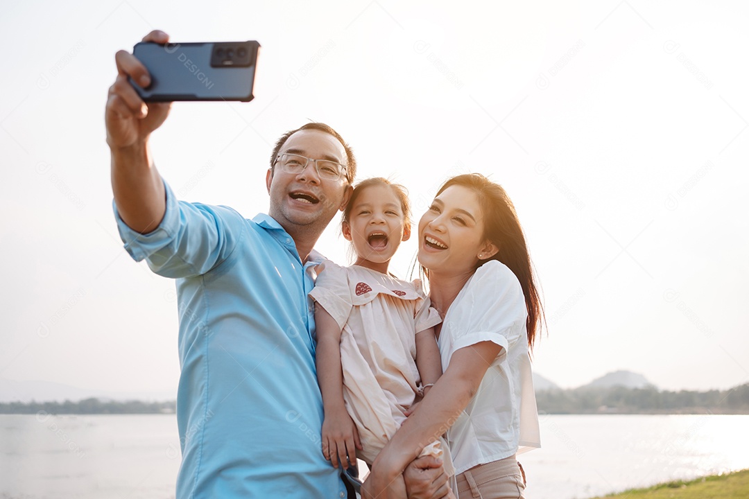 Família feliz na luz do sol do parque. família no fim de semana