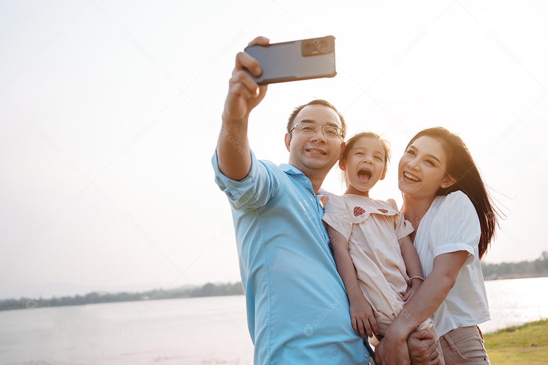 Família feliz na luz do sol do parque. família no fim de semana