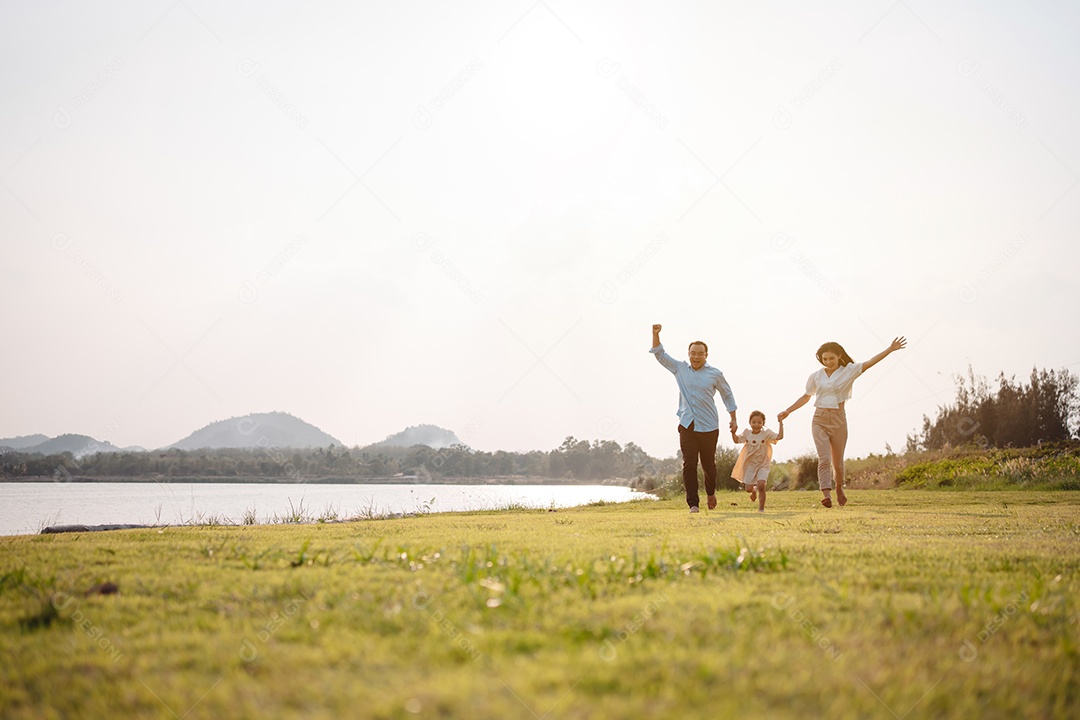 Família feliz na luz do sol do parque. família no fim de semana