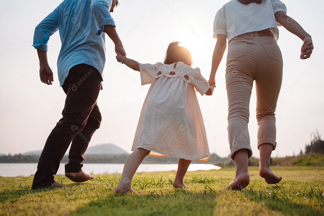 Família feliz na luz do sol do parque. família no fim de semana