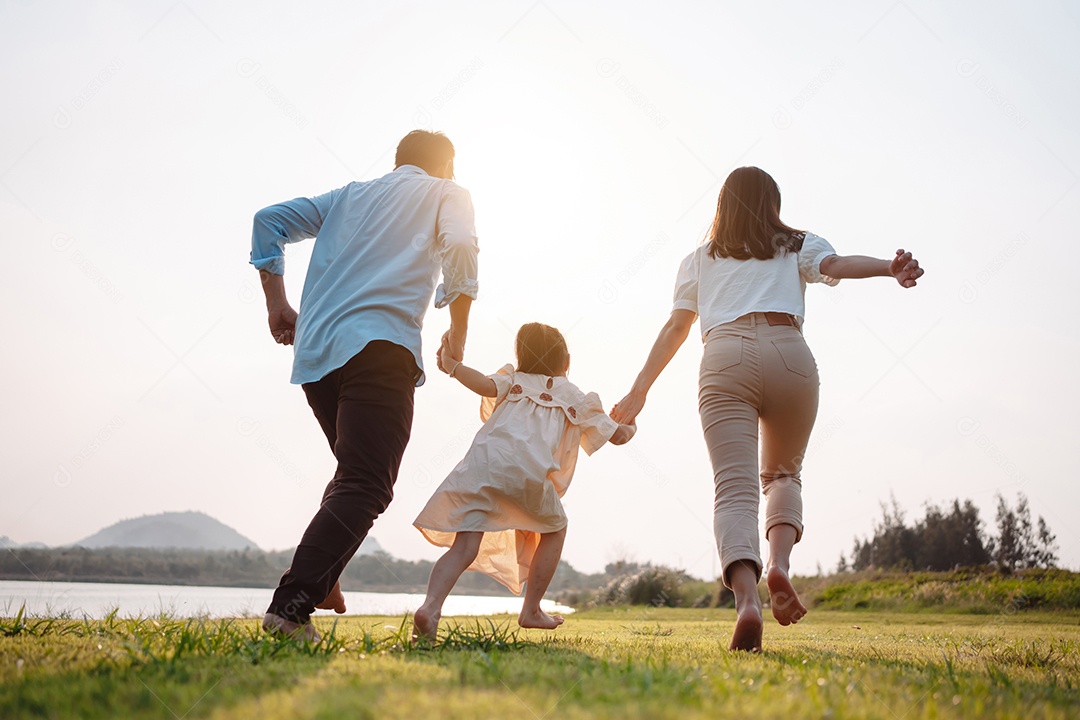 Família feliz na luz do sol do parque. família no fim de semana