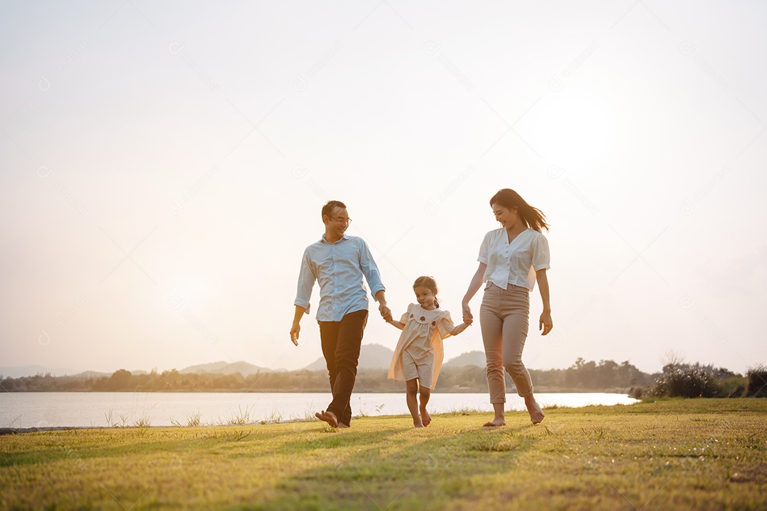 Família feliz na luz do sol do parque. família no fim de semana