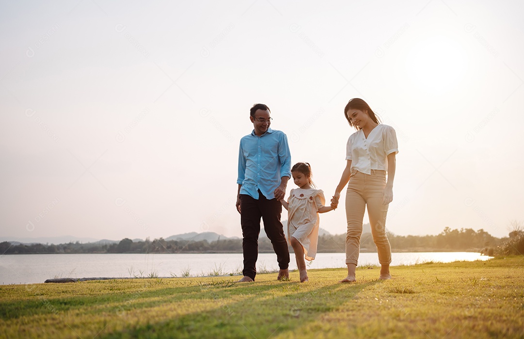 Família feliz na luz do sol do parque. família no fim de semana
