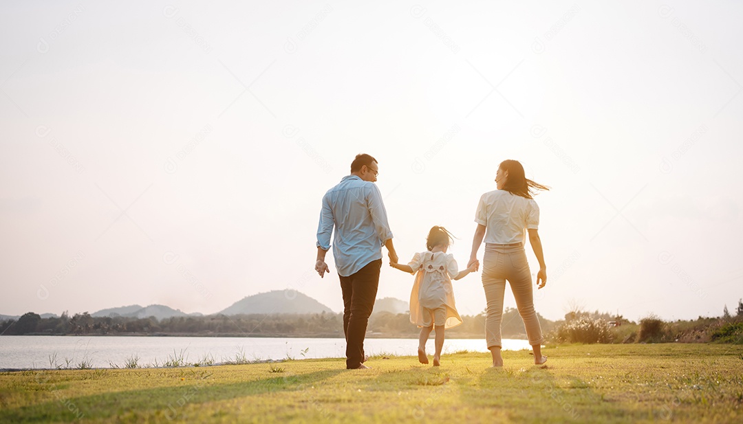 Família feliz na luz do sol do parque. família no fim de semana