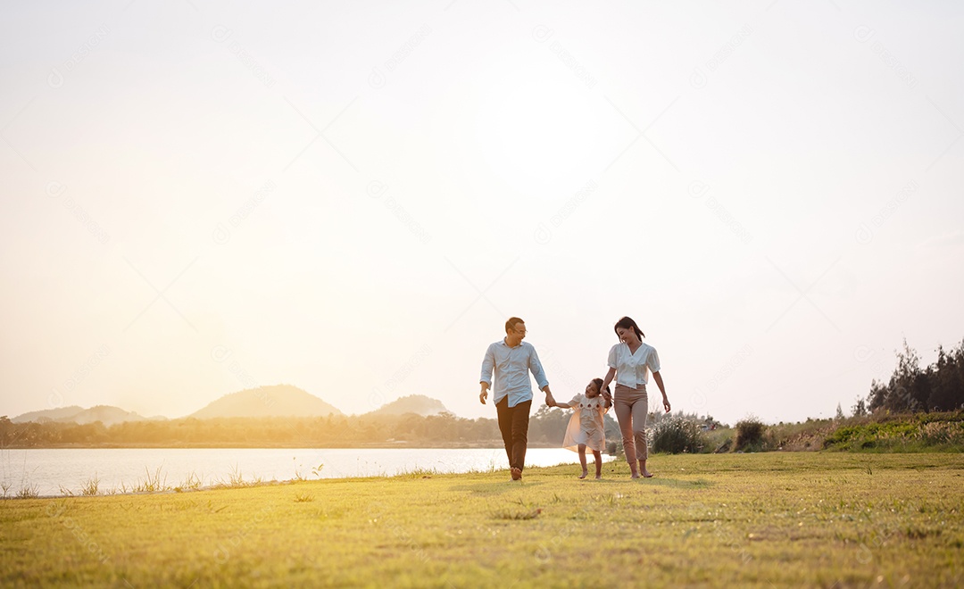 Família feliz na luz do sol do parque. família no fim de semana 1