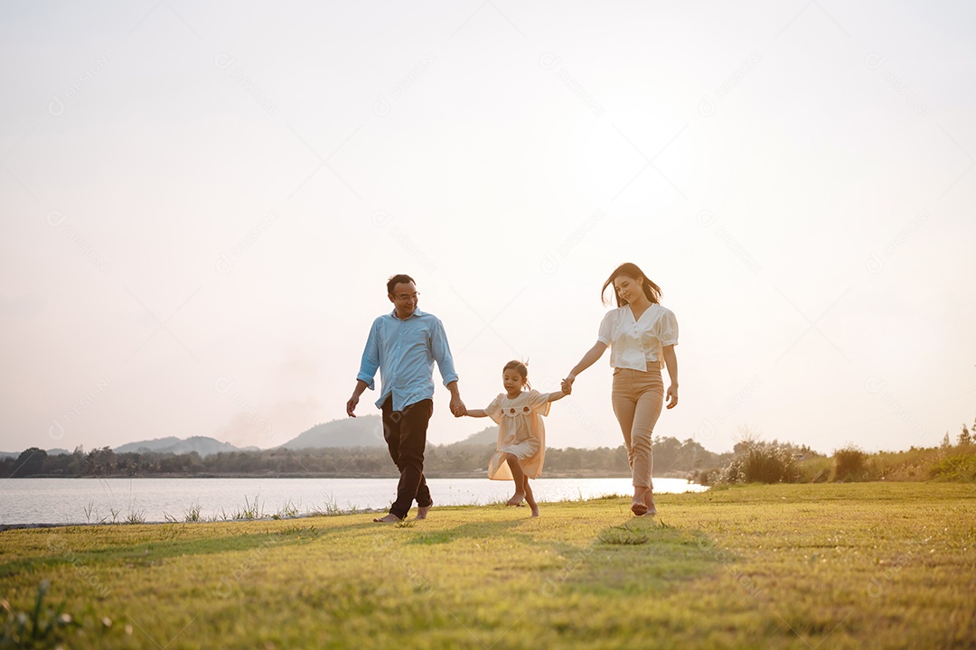 Família feliz na luz do sol do parque. família no fim de semana