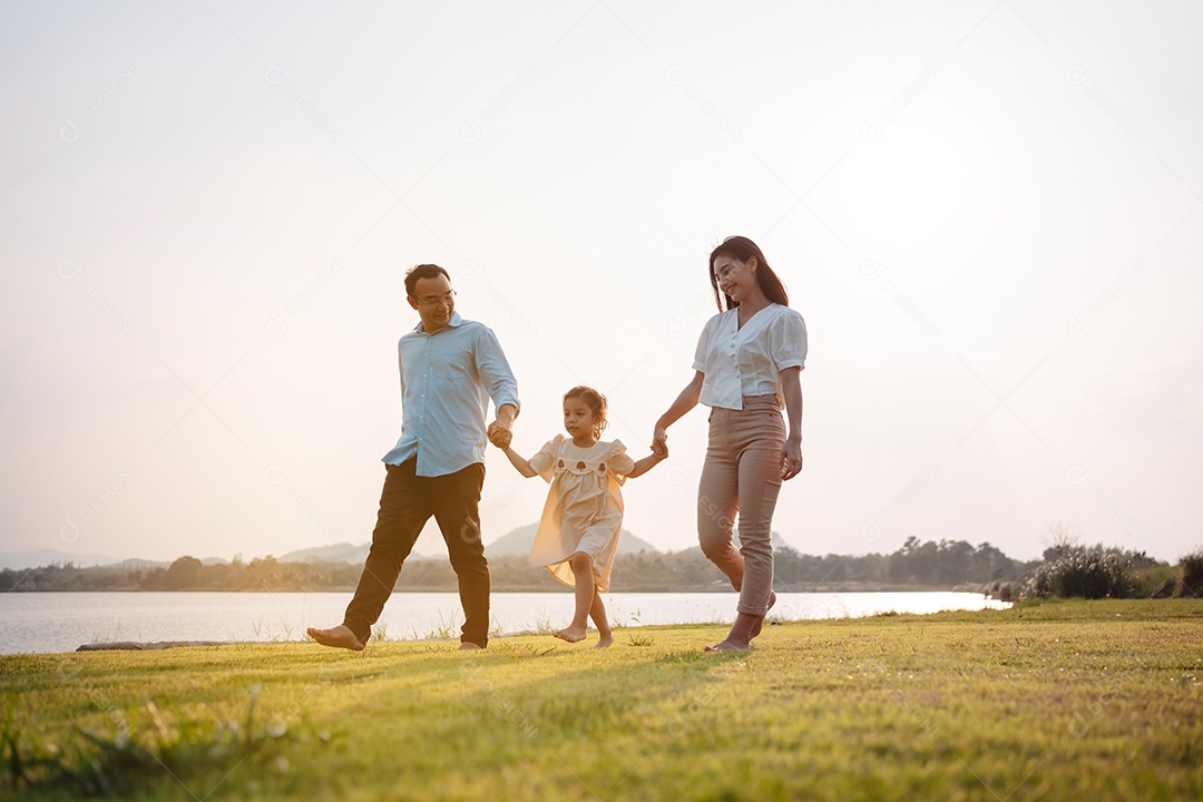 Família feliz na luz do sol do parque. família no fim de semana