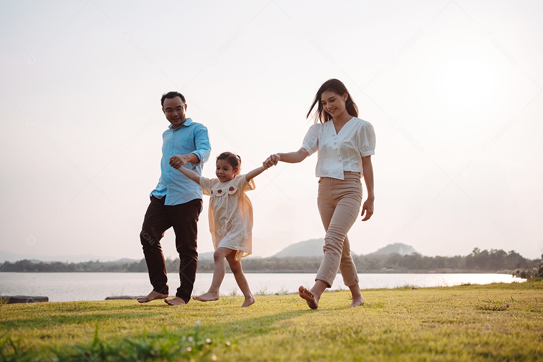 Família feliz na luz do sol do parque. família no fim de semana