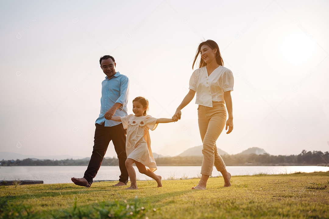 Família feliz na luz do sol do parque. família no fim de semana