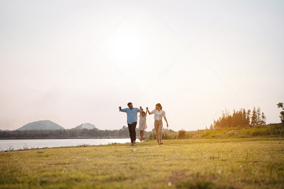 Família feliz na luz do sol do parque. família no fim de semana