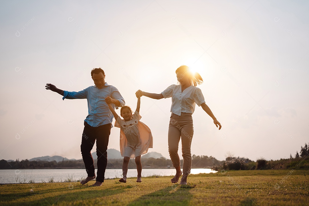 Família feliz na luz do sol do parque. família no fim de semana