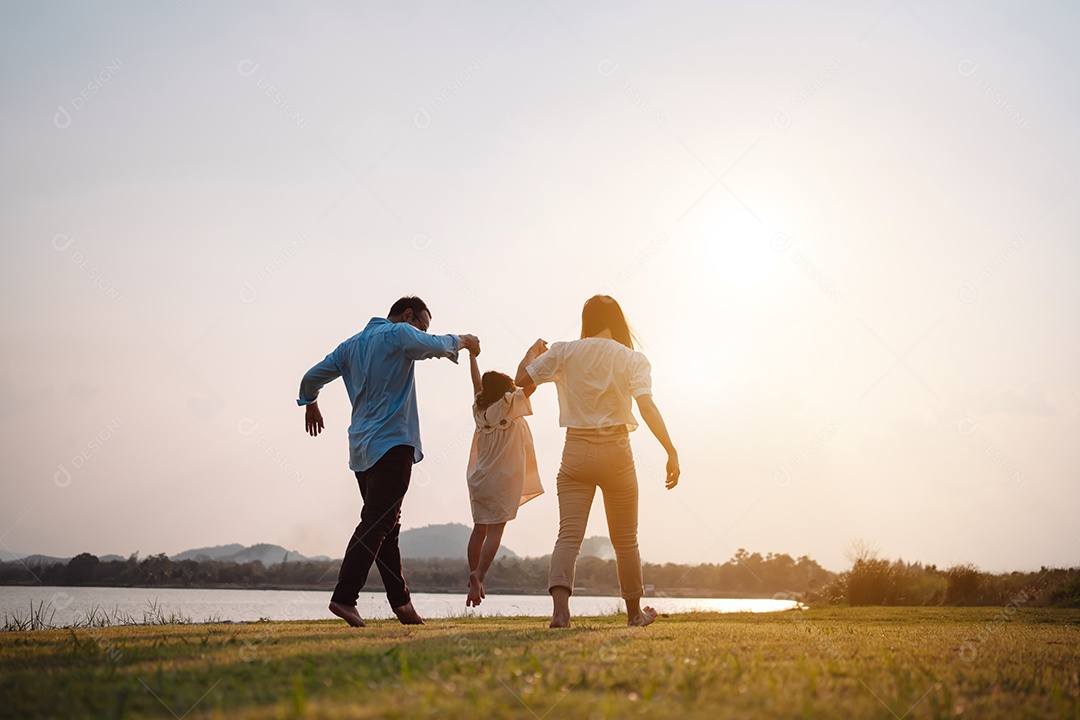 Família feliz na luz do sol do parque. família no fim de semana