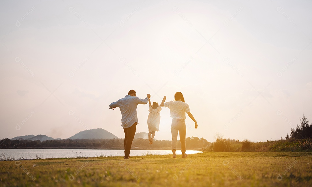Família feliz na luz do sol do parque. família no fim de semana