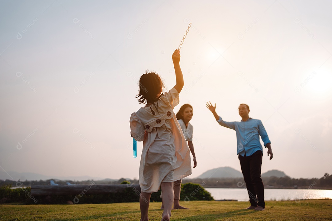 Família feliz na luz do sol do parque. família no fim de semana