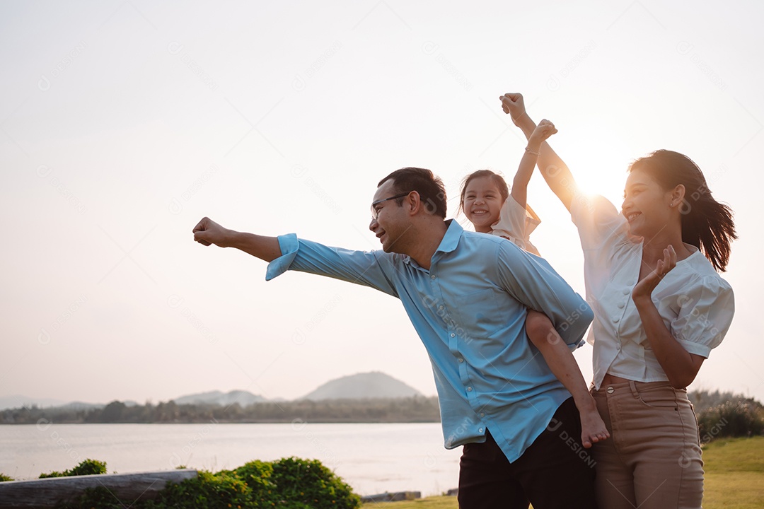 Família feliz na luz do sol do parque. família no fim de semana