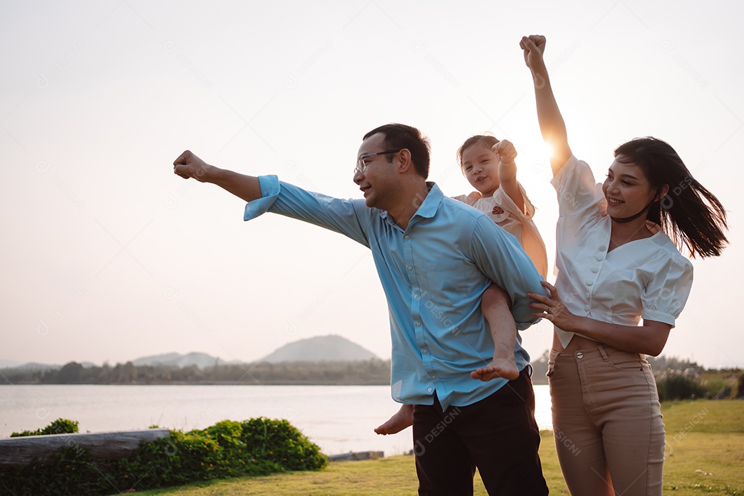 Família feliz na luz do sol do parque. família no fim de semana