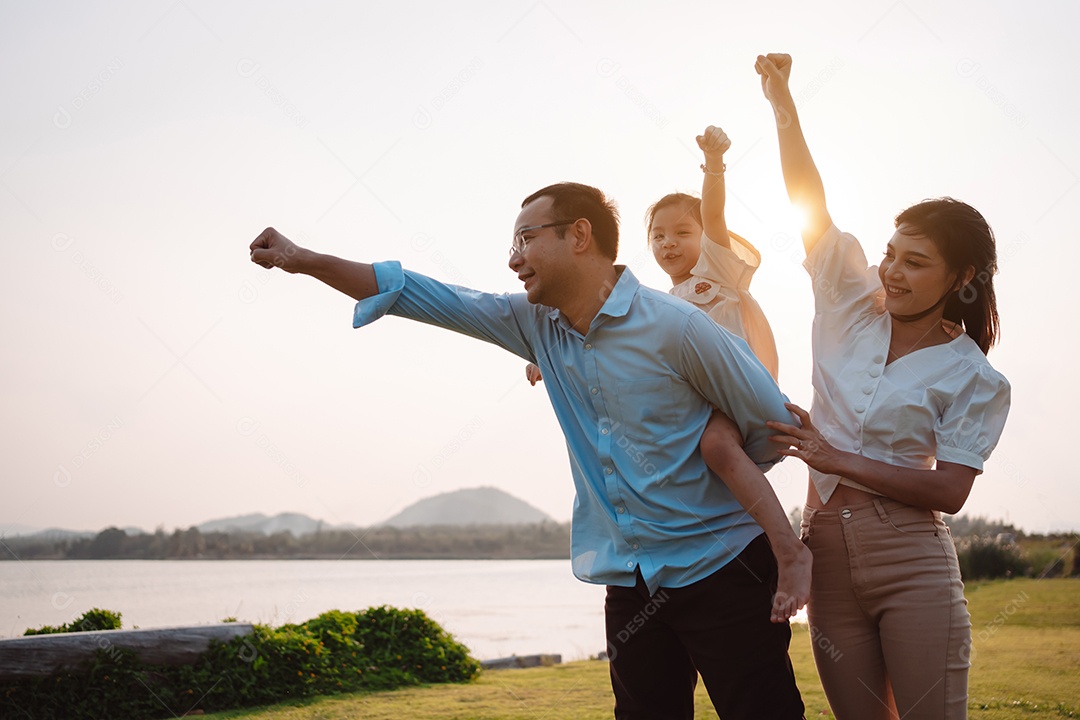 Família feliz na luz do sol do parque. família no fim de semana