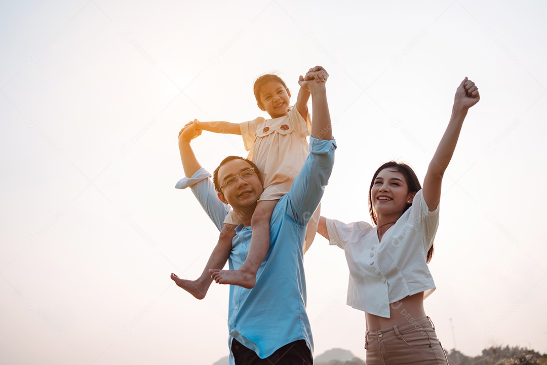 Família feliz na luz do sol do parque. família no fim de semana