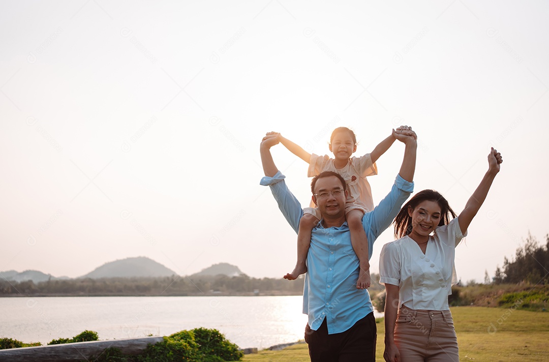 Família feliz na luz do sol do parque. família no fim de semana