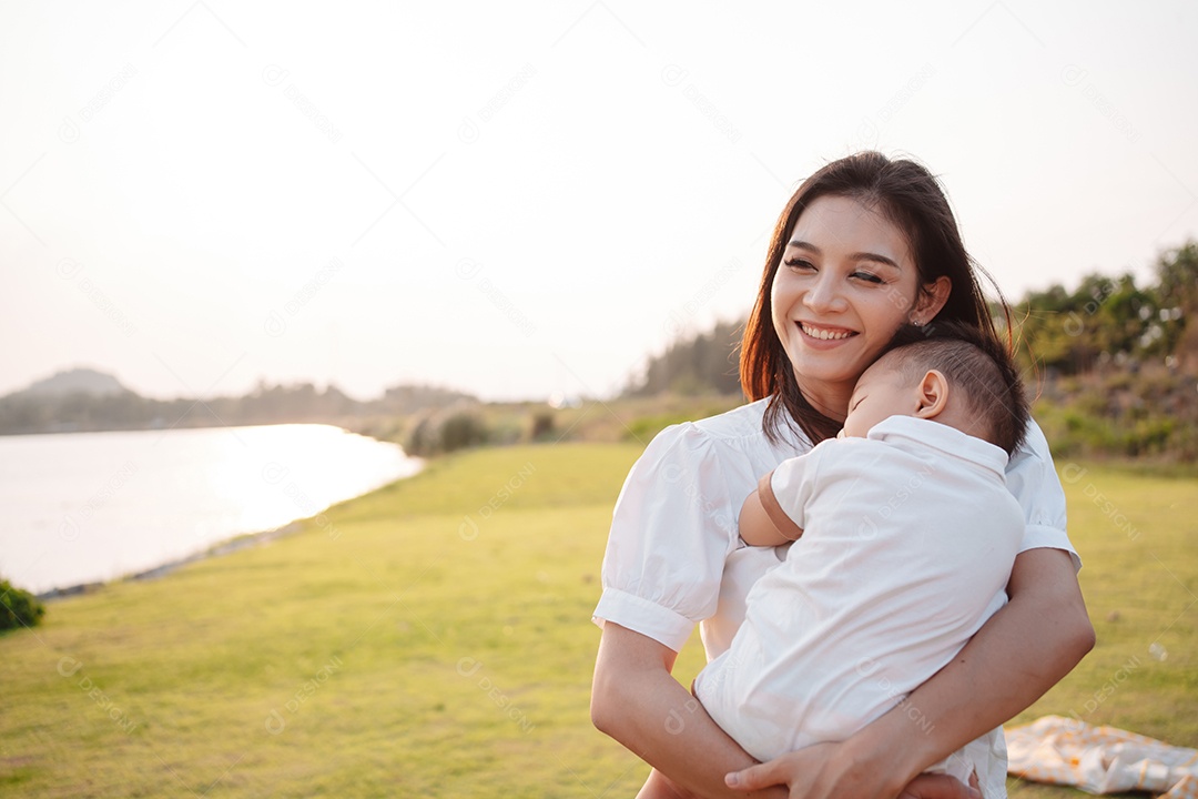 Mãe e filho juntos no pôr do sol do parque, família se divertindo juntos.