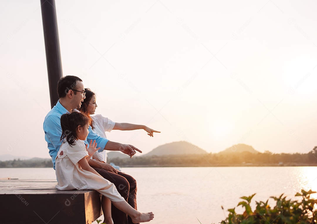 Família feliz curtindo com balanço no parque ao pôr do sol ao ar livre na natureza