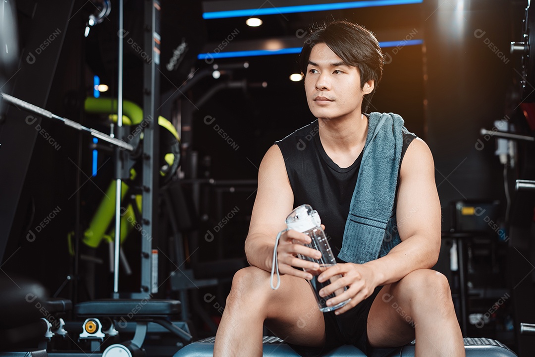 Homem malhando na academia fitness