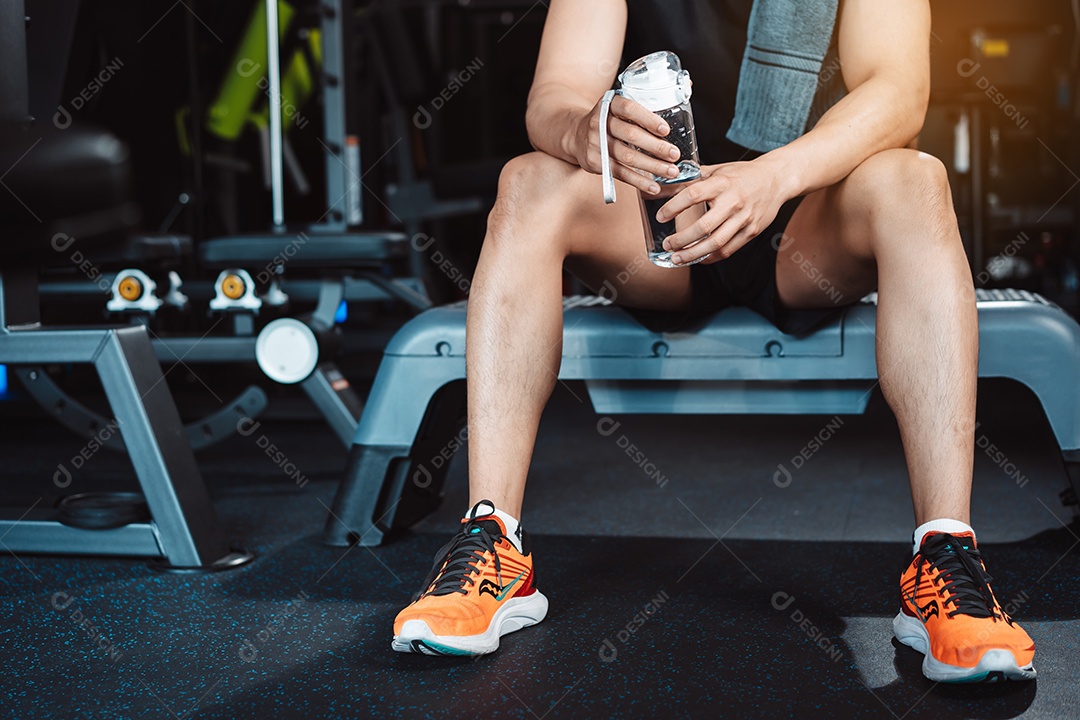 Homem malhando na academia fitness