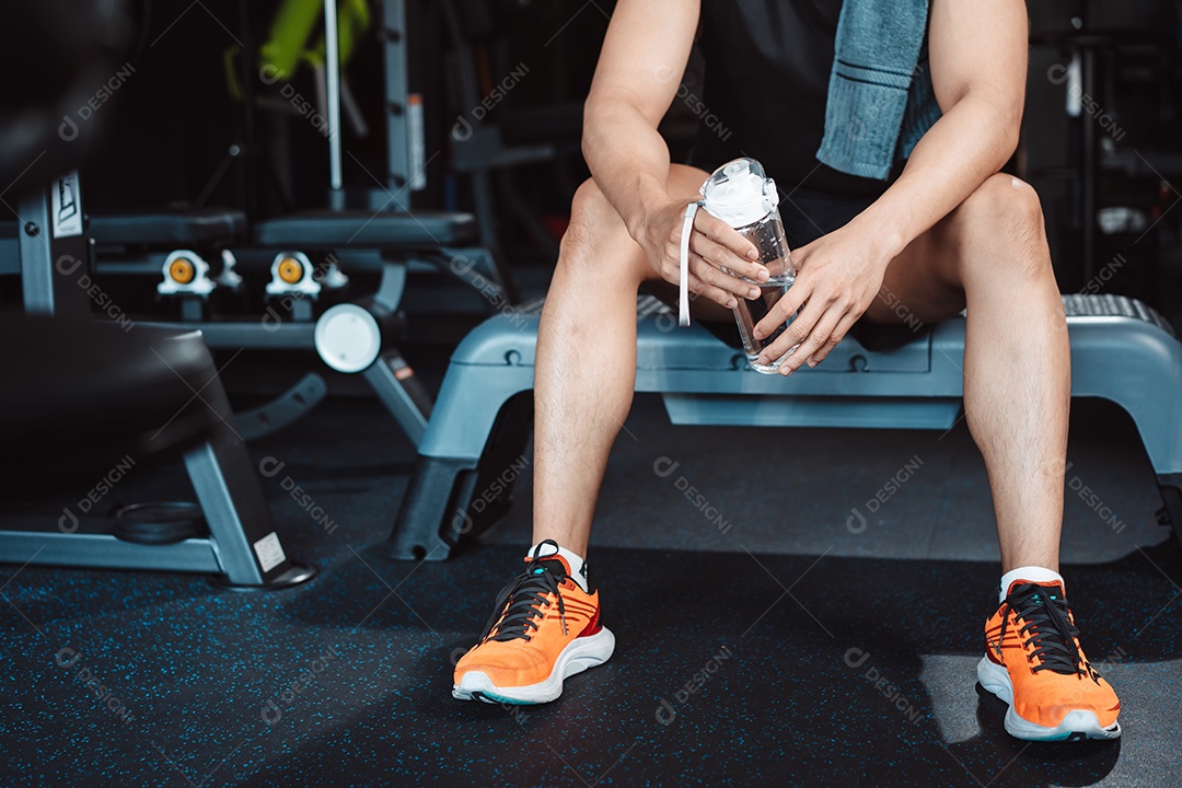 Homem malhando na academia fitness