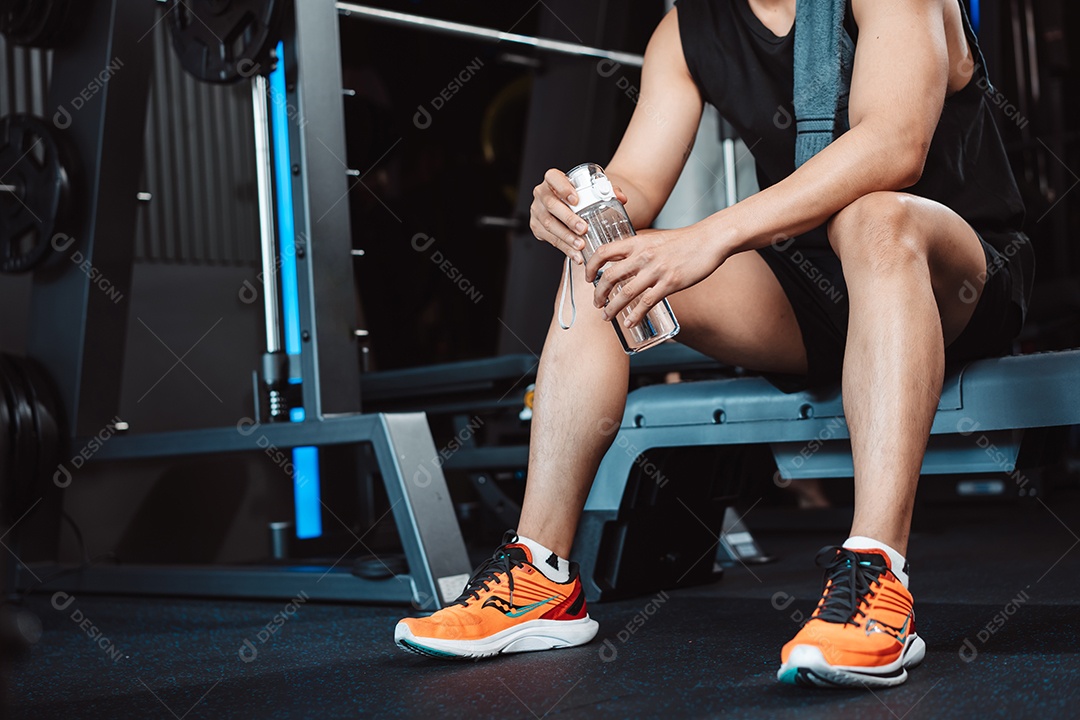 Homem malhando na academia fitness