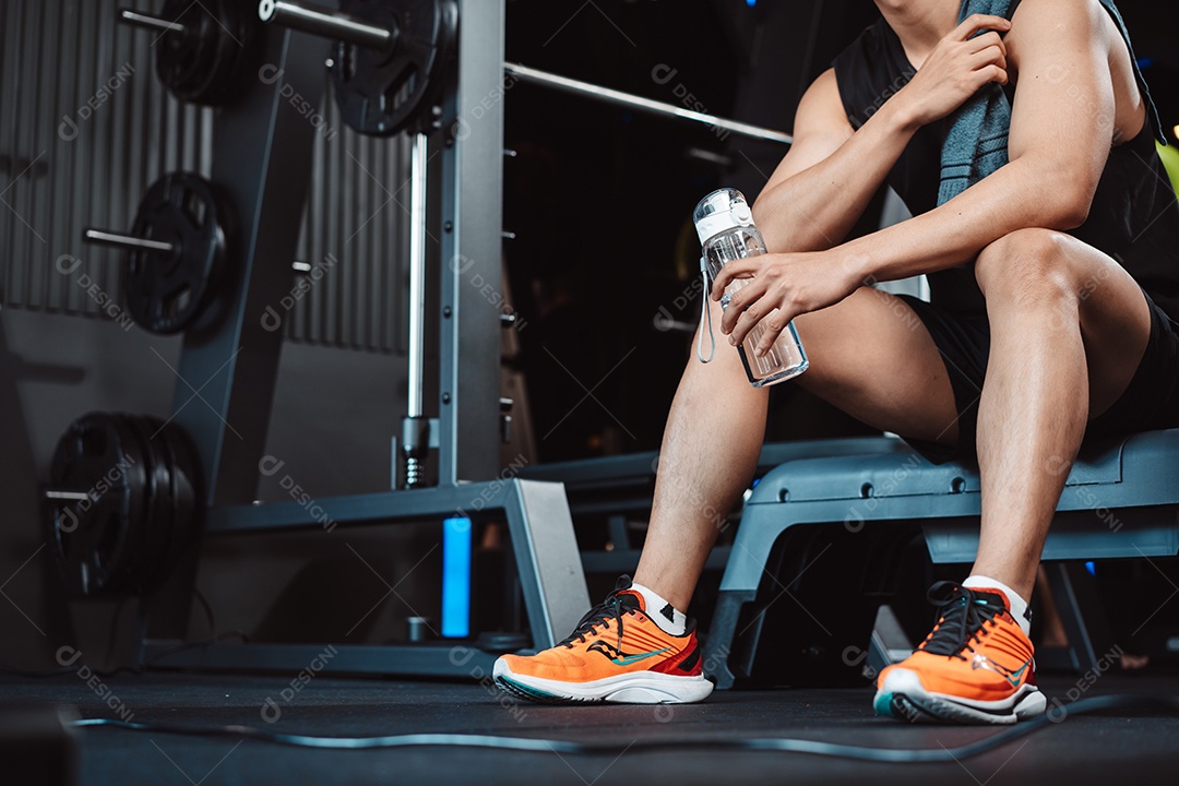 Homem malhando na academia fitness