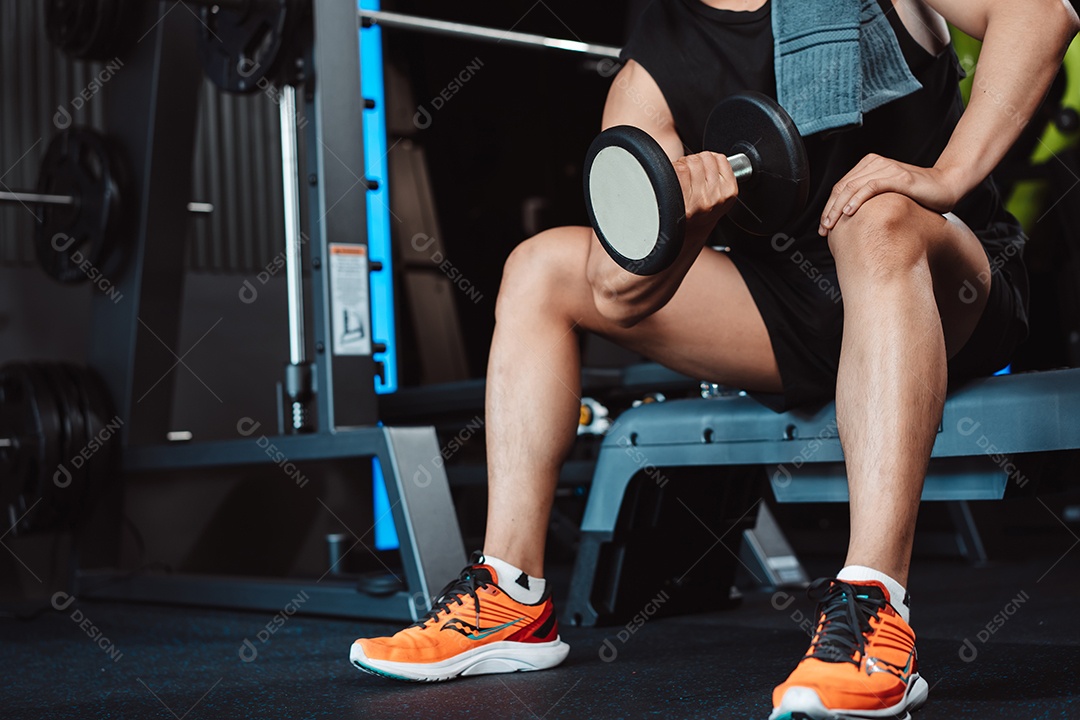 Homem malhando na academia fitness