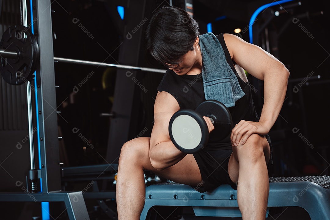 Homem malhando na academia fitness