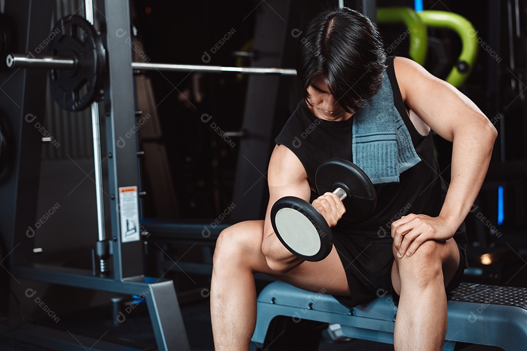 Homem malhando na academia fitness