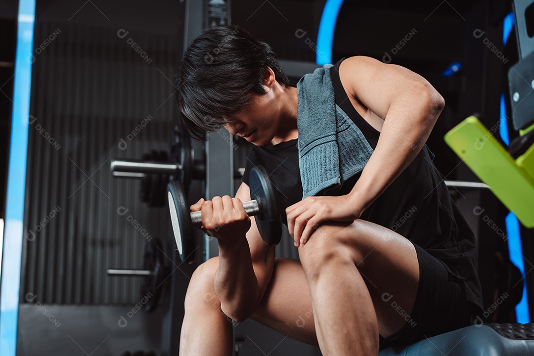 Homem malhando na academia fitness