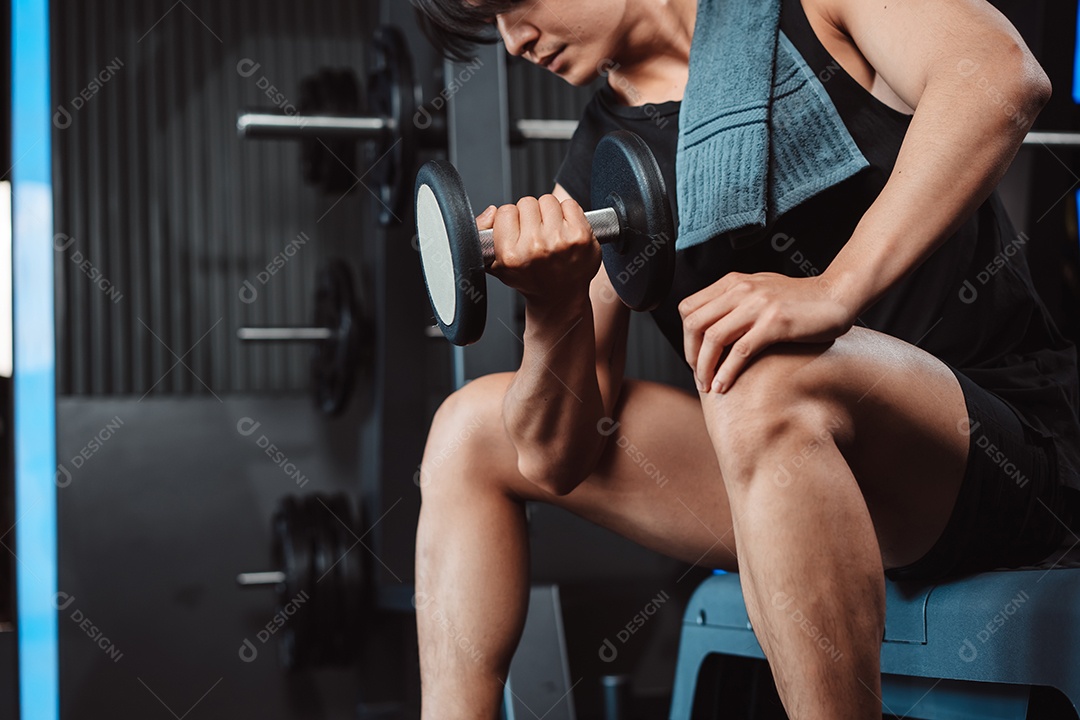 Homem malhando na academia fitness