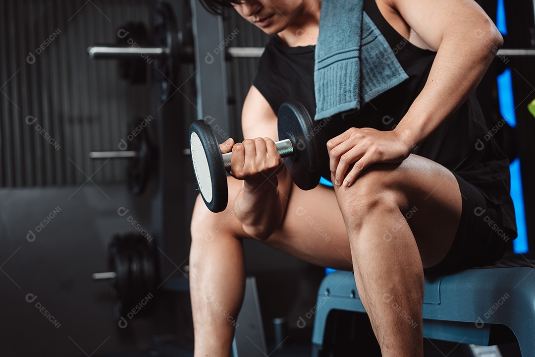 Homem malhando na academia fitness