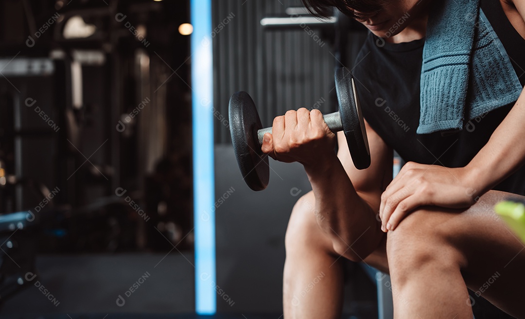 Homem malhando na academia fitness