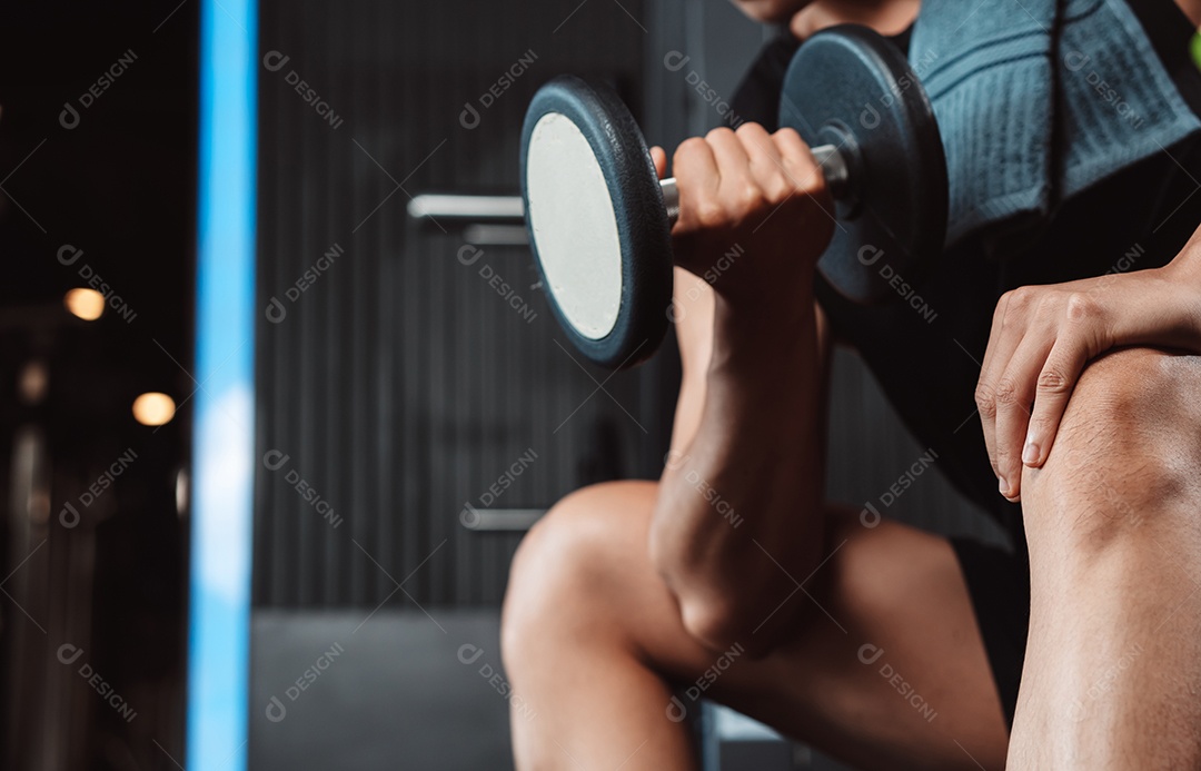 Homem malhando na academia fitness