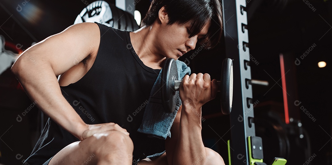 Homem malhando na academia fitness