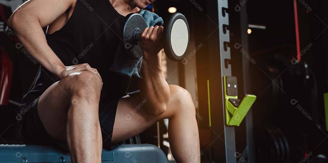 Homem malhando na academia fitness