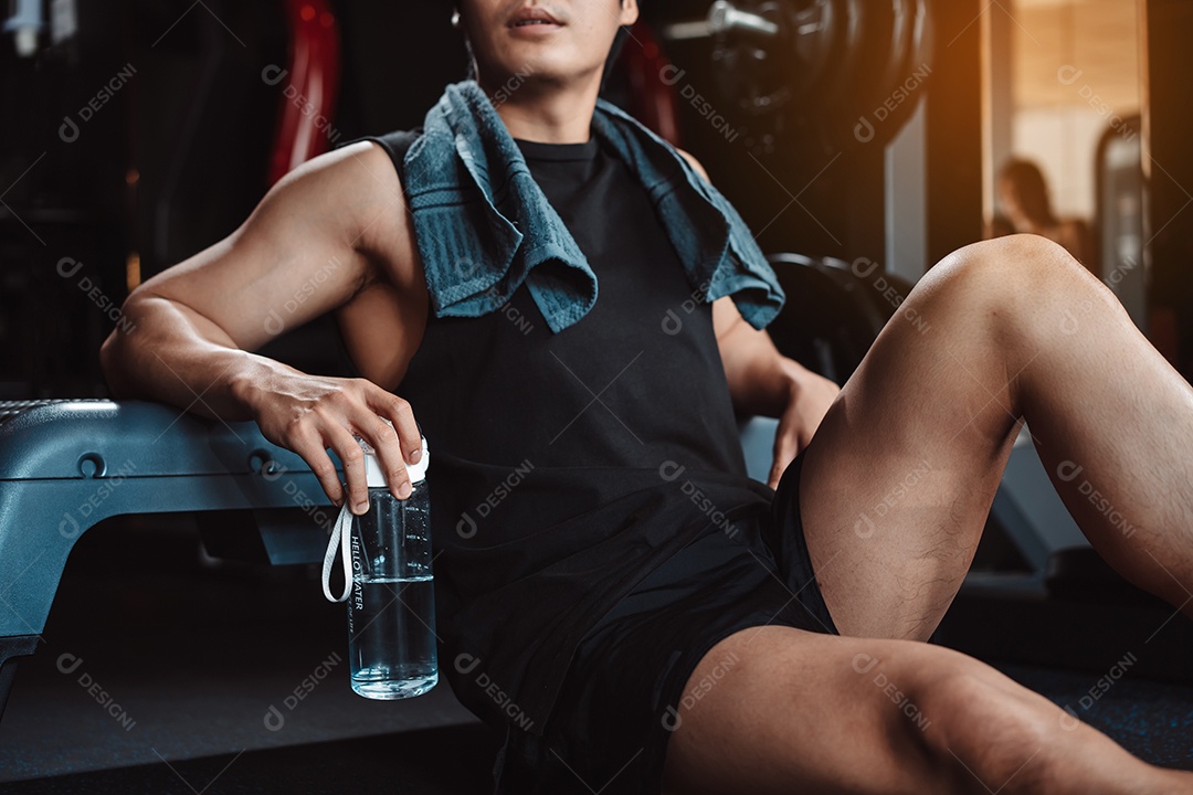 Homem malhando na academia fitness