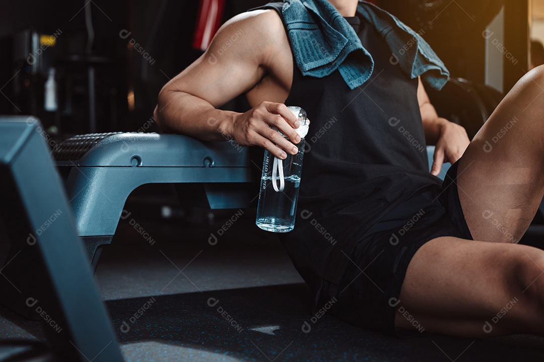 Homem malhando na academia fitness