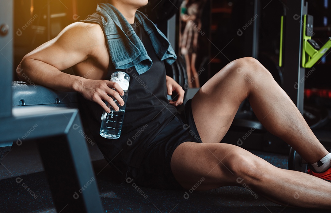 Homem malhando na academia fitness