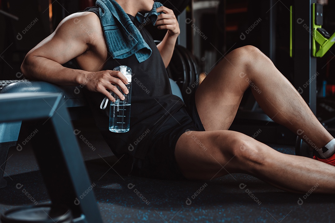 Homem malhando na academia fitness